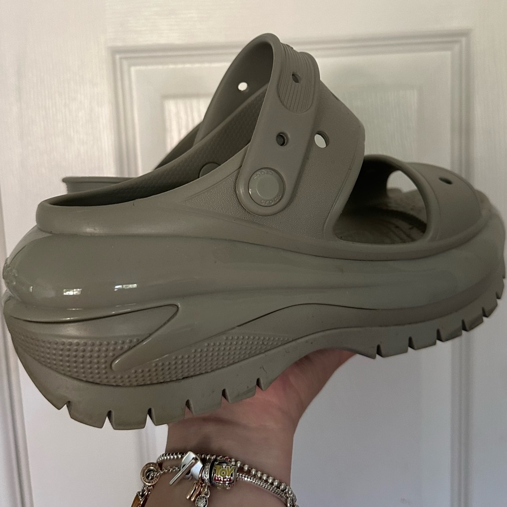 Mega crush croc women’s size 8